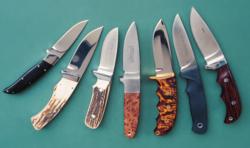 Mittelgrosse, feststehende Messer mit Drop-Point-Klinge sind sehr universell einsetzbar und reichen völlig aus, wenn auf das Abfangen verzichtet wird.