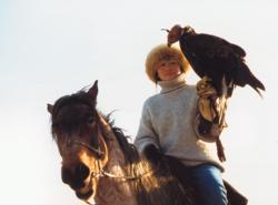 Traditionelle Beizjagd auf den Wolf: Kirgisische Falknerin mit dem Berkut, dem steinadler.
