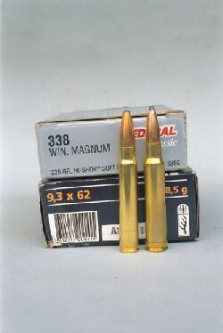 Die 9,3x62 (links) ist der europäische Konkurrent der .338 Winchester Magnum.